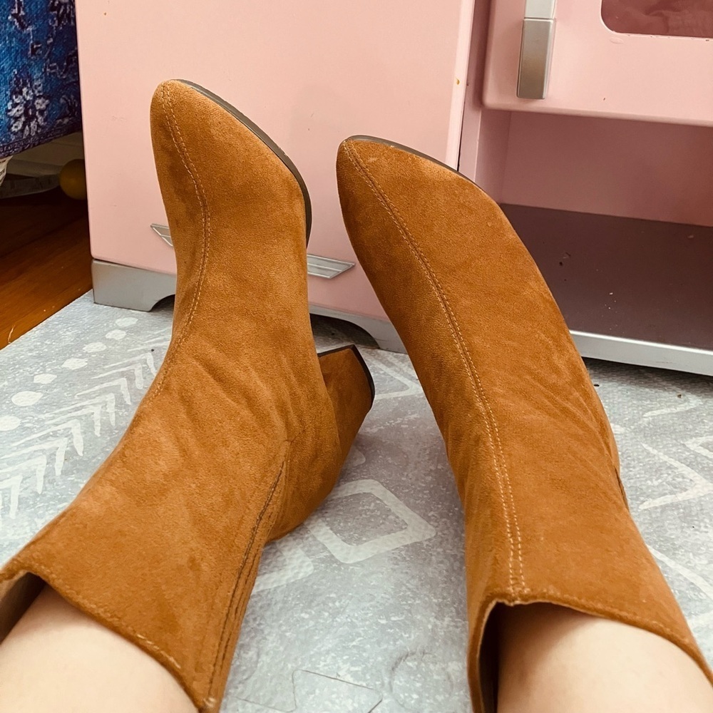 CHASE + CHLOE SUEDE BOOTS - Picture 2 of 11